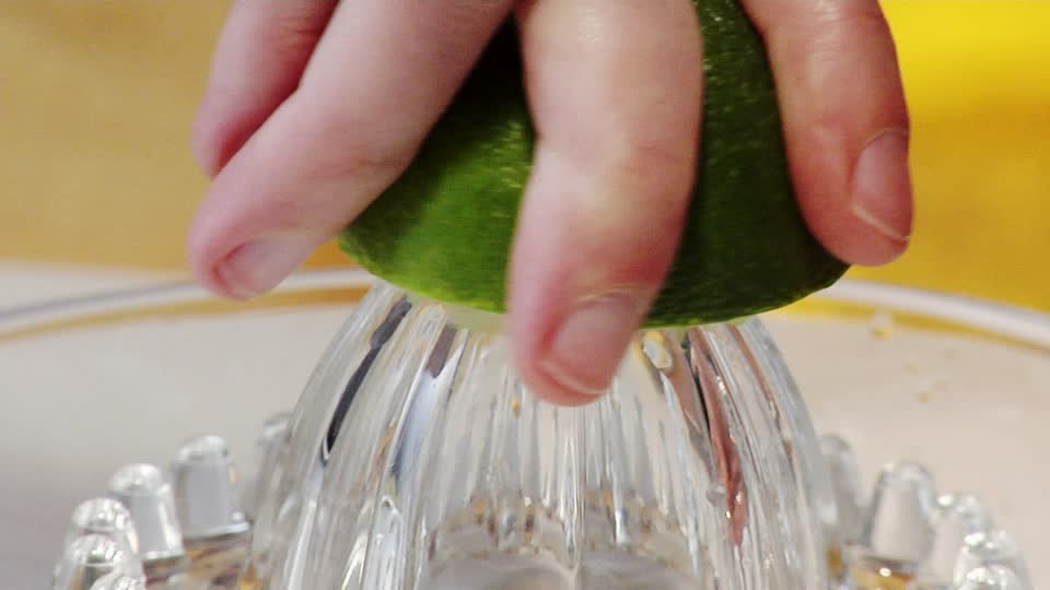 Exprimir el Agria verde para extraer todo su jugo.